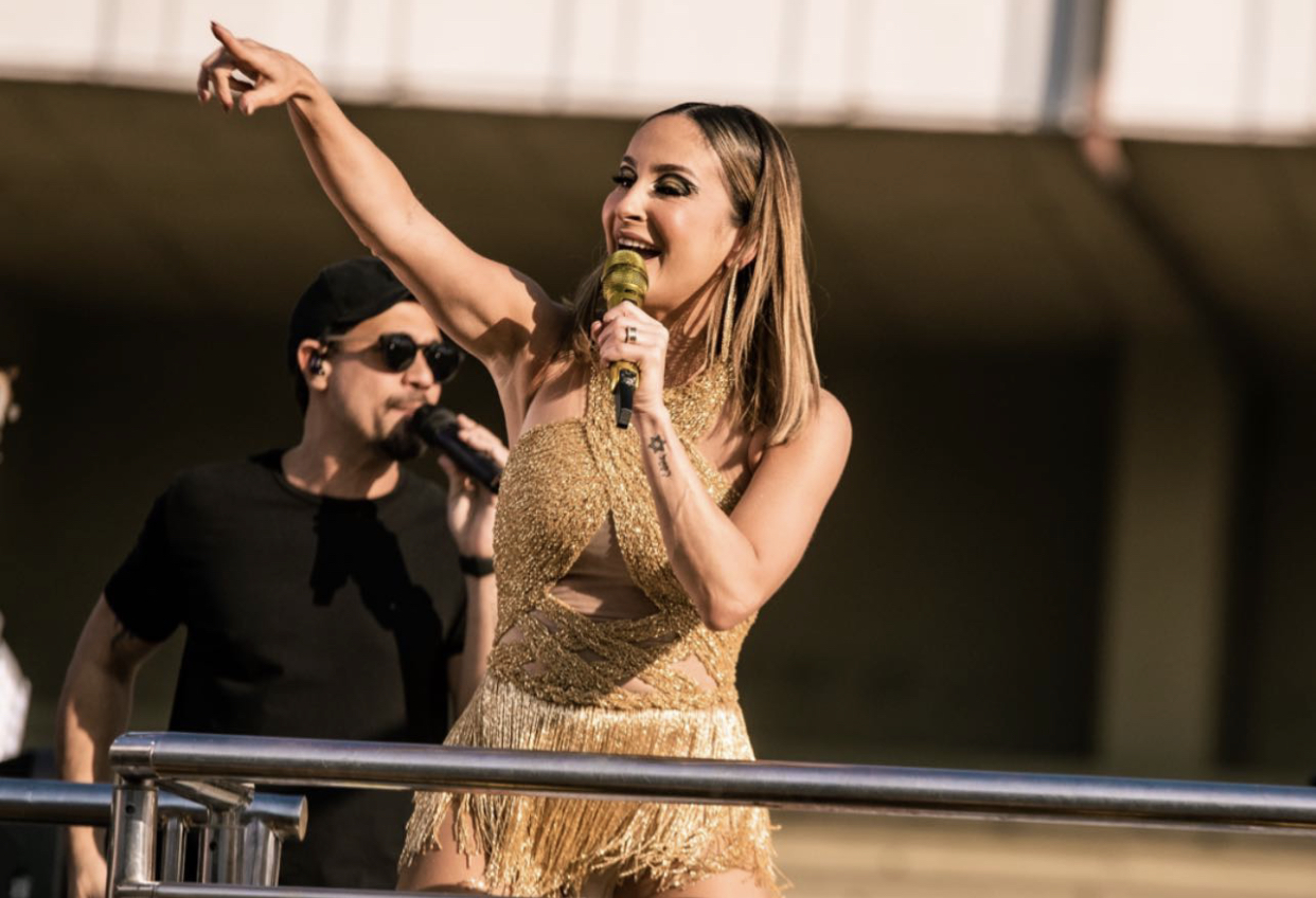 Claudia Leitte Arrasta Multid O Na Micareta S O Paulo Veja Fotos E